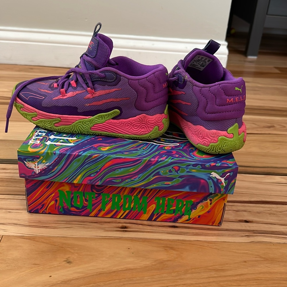 Kids size 2 MELO shoes